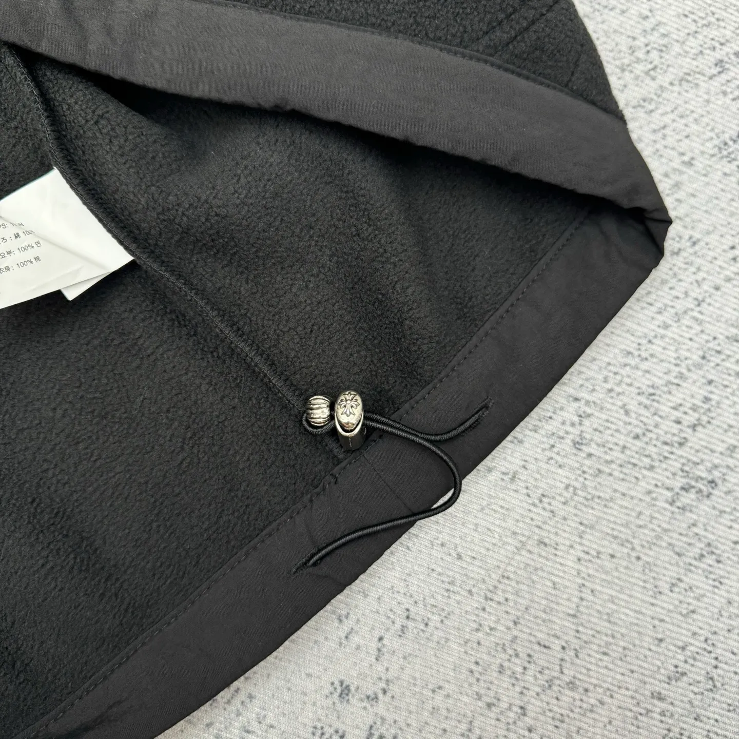 P400 Chrome Herat 2025 embroidered double-sided brushed polar fleece hooded sweatshirt SIZE S/M/L is rare in Chrome Heart's material selection. It uses terry and brushed fabrics to make it softer and warmer. Classic horseshoe embroidery on the chest. Made of imported lambskin. The crusaders flower snap button on the collar and the melon beads at the hem are all genuine antique silver.